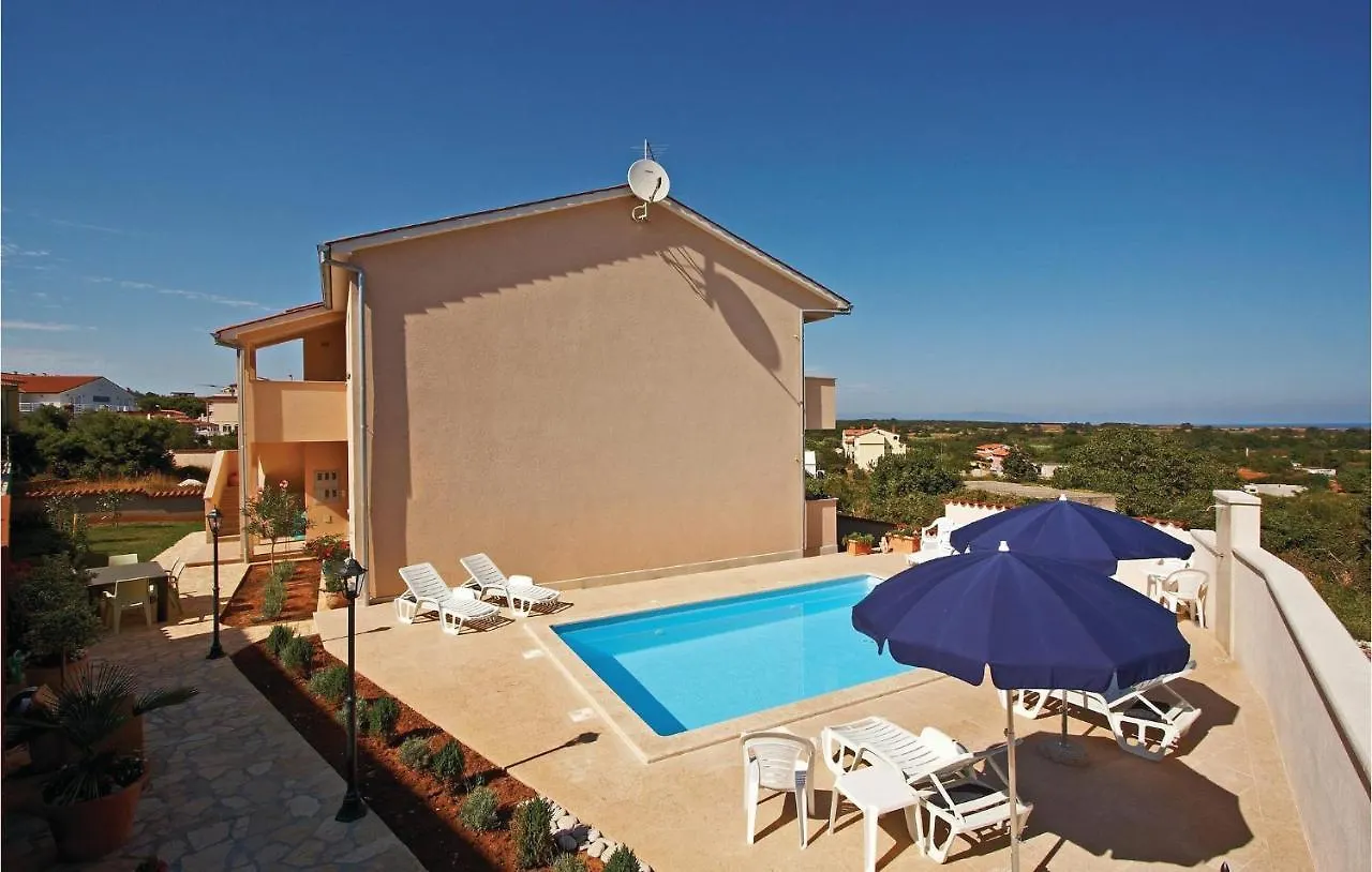 5 Bedroom Stunning Home In Liznjan Holiday home