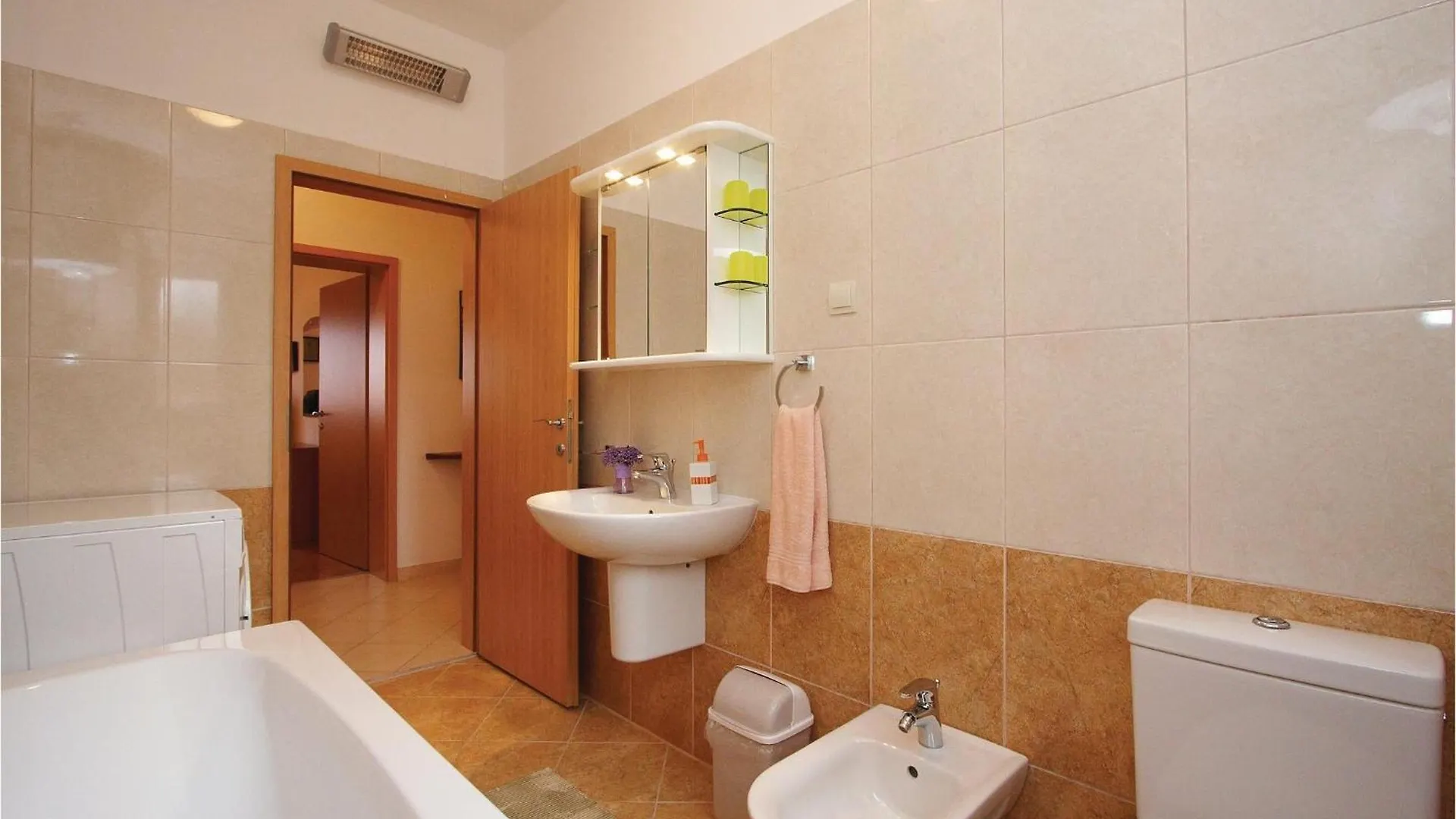 5 Bedroom Stunning Home In Liznjan Holiday home