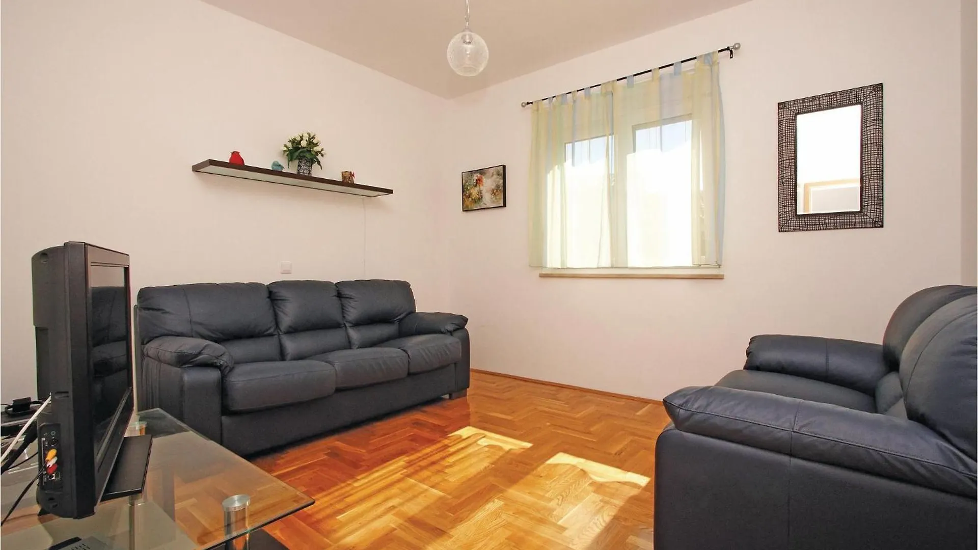 5 Bedroom Stunning Home In Liznjan Holiday home